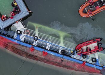 Vacationer boats capsize in sudden storm in southwest China, leaving 10 useless