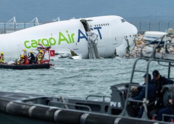 Cargo aircraft slides off runway falls into sea in Hong Kong Cargo aircraft slides off runway falls into sea in Hong Kong