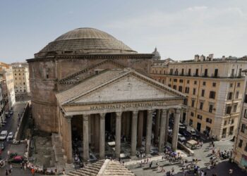 Japanese vacationer falls from the Pantheon parapet and dies Japanese vacationer falls from the Pantheon parapet and dies