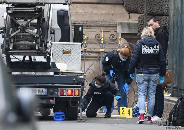Louvre thieves left path of DNA samples on helmet, gloves – DW – 10/24/2025 Louvre thieves left path of DNA samples on helmet, gloves – DW – 10/24/2025