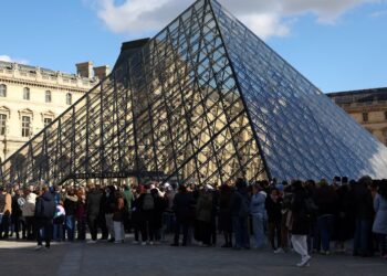 Suspects in Louvre jewel heist arrested close to Paris, prosecutor says Suspects in Louvre jewel heist arrested close to Paris, prosecutor says