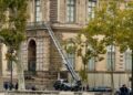 No safety cameras lined Louvre balcony the place thieves entered, director says No safety cameras lined Louvre balcony the place thieves entered, director says