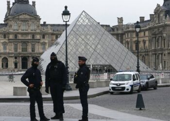 French authorities recognises ‘failure’ over Louvre heist – Monetary Instances French authorities recognises ‘failure’ over Louvre heist – Monetary Instances