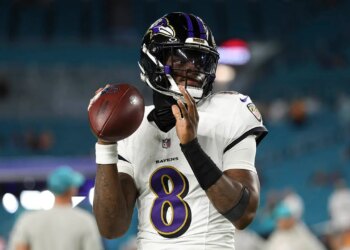 Lamar Jackson throws 4 touchdowns in thrilling Ravens return vs Dolphins Lamar Jackson throws 4 touchdowns in thrilling Ravens return vs Dolphins