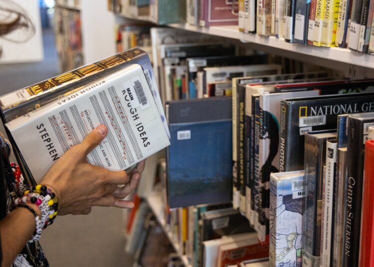 Day by day studying down 40% as books die within the smartphone period Day by day studying down 40% as books die within the smartphone period