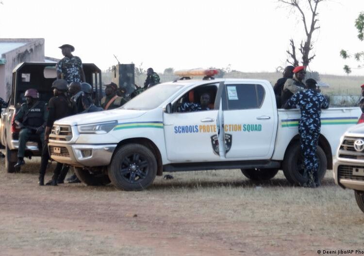 Over 200 college students kidnapped from Catholic faculty – DW – 11/21/2025