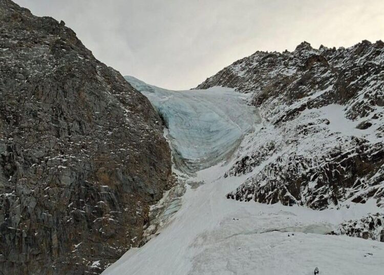 Avalanche kills 5 climbers, together with dad and his teen daughter, in northern Italy