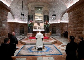 Pope Leo visits tomb of St Francis in Assisi – Vatican Information