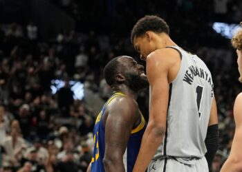 Victor Wembanyama, Draymond Inexperienced trade phrases after posterizing dunk Victor Wembanyama, Draymond Inexperienced trade phrases after posterizing dunk
