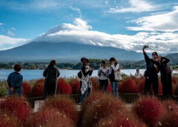 China warns residents towards Japan journey as Taiwan spat escalates China warns residents towards Japan journey as Taiwan spat escalates