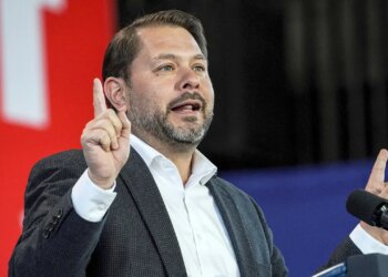 Gallego warns army of penalties over potential Kelly court-martial