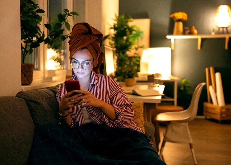 Darkish showering helps scale back anxiousness and insomnia signs, physician says