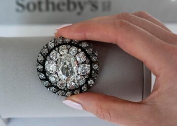 Diamond brooch misplaced by Napoleon whereas fleeing Battle of Waterloo sells for .4 million Diamond brooch misplaced by Napoleon whereas fleeing Battle of Waterloo sells for .4 million