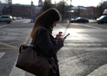 Russians endure each day digital disruptions from wartime cellphone web outages