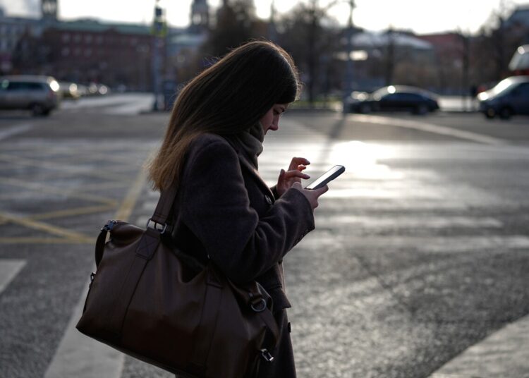 Russians endure each day digital disruptions from wartime cellphone web outages