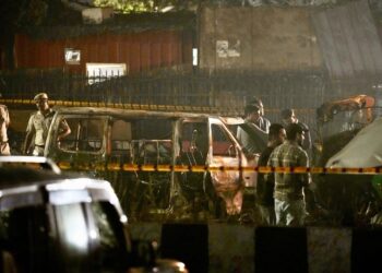 New Delhi automotive blast kills at the very least 8 folks, police say