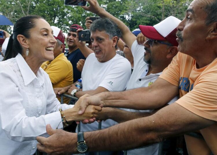 Mexican president presses expenses after man groped her on the road Mexican president presses expenses after man groped her on the road