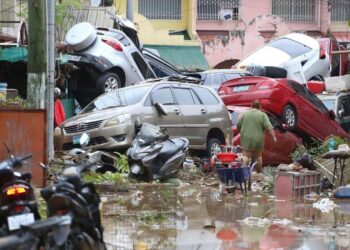 Storm Kalmaegi leaves 26 useless, folks trapped on roofs, automobiles submerged Storm Kalmaegi leaves 26 useless, folks trapped on roofs, automobiles submerged