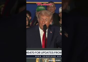 Ông Trump đang công kích ông Biden thì bị khán giả “cướp miếng” khiến ông đơ người