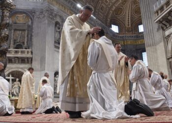 Pope requires extra collegiality in letter on priestly ministry