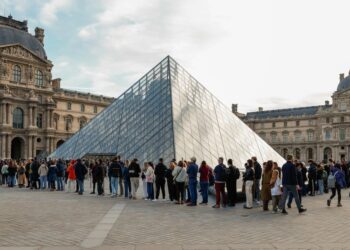 Tons of of works within the Louvre broken by flooding
