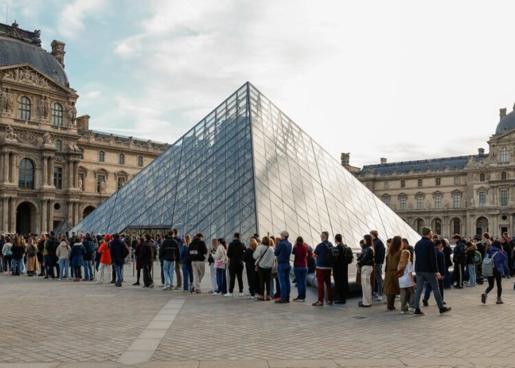 Tons of of works within the Louvre broken by flooding Tons of of works within the Louvre broken by flooding