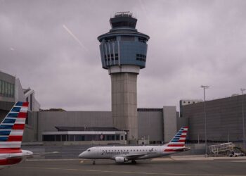 FAA investigates airways for shutdown flight cuts, threatens K fines