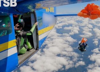 Skydiver dangles at 15,000 toes after parachute catches on aircraft’s tail in Australia Skydiver dangles at 15,000 toes after parachute catches on aircraft’s tail in Australia