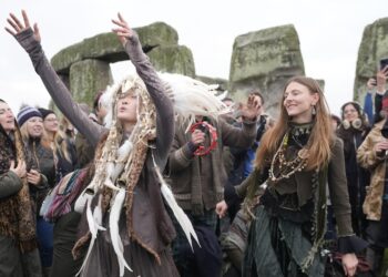 1000’s cheer because the solar rises on winter solstice at Stonehenge