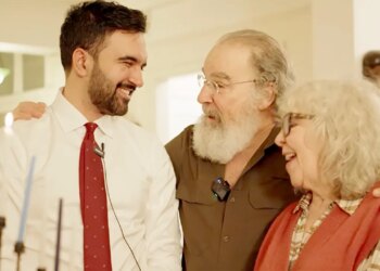 NYC Mayor-elect Mamdani celebrates Hanukkah with Mandy Patinkin
