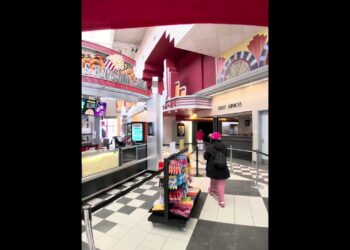 Unbelievable Censorship of Melania Trump at AMC Cherry Hill! #JusticeForMelania #MAGA #AMCSnub