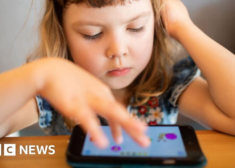 Excessive display screen cut-off dates vocabulary in toddlers, analysis finds