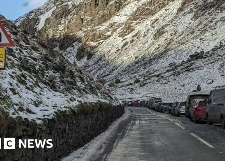 Police criticise ‘ridiculous’ parking by motorists at snowy Eryri