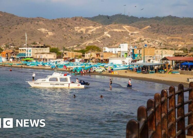 5 severed heads displayed on Ecuador seashore