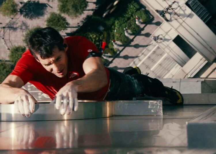 His Stay Skyscraper Climb, Winds, Crowd Reacts His Stay Skyscraper Climb, Winds, Crowd Reacts