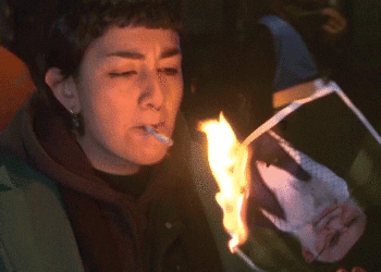 Iranian refugee’s viral act of defiance spreads amid regime crackdown