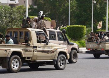 Saudi-backed forces transfer to seize key Yemeni metropolis as disaster with UAE deepens