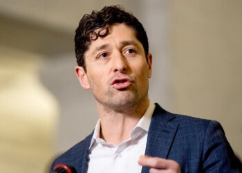 Minneapolis Mayor Jacob Frey dismisses ICE taking pictures video of Renee Good