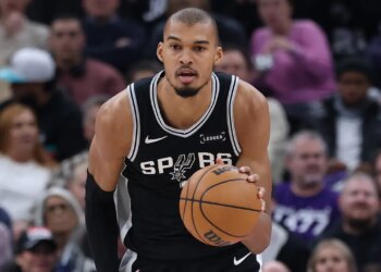 Victor Wembanyama speaks out after Minnesota taking pictures