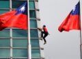 American rock climber ascends Taipei 101 with none ropes