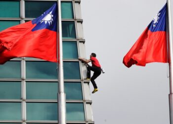 American rock climber ascends Taipei 101 with none ropes