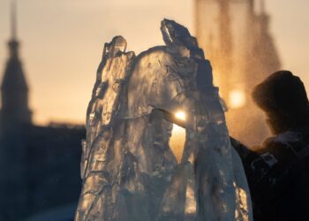 Harbin ice pageant attracts sculptors and spectators Harbin ice pageant attracts sculptors and spectators