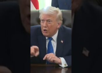 TRUMP SHUTS DOWN REPORTER! 🤫 #shorts #information #trump