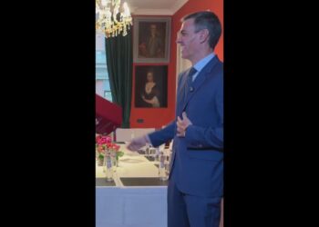 PEDRO SÁNCHEZ regala EL QUIJOTE al MAYOR ENEMIGO de DONALD TRUMP