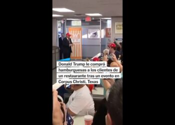 DONALD TRUMP le compra hamburguesas a sus seguidores en TEXAS #shorts