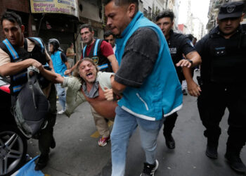 Argentine staff conflict with police as senators debate labor reform, in photographs