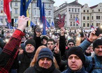 Tens of hundreds again Czech president amid cupboard dispute Tens of hundreds again Czech president amid cupboard dispute