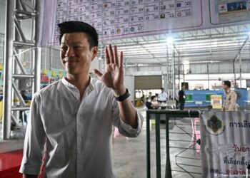 Vote counting underway in 3-way race