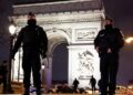 Knife-wielding man shot by police at Arc de Triomphe