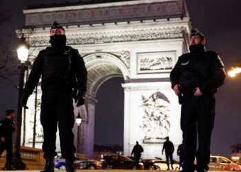 Knife-wielding man shot by police at Arc de Triomphe Knife-wielding man shot by police at Arc de Triomphe